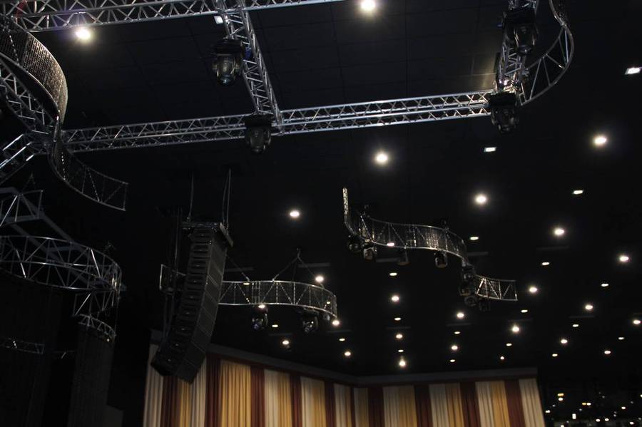 Осветительные приборы над сценой